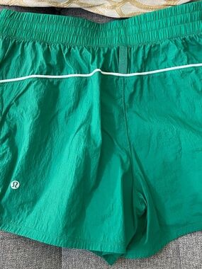LULULEMON green shorts size 8 with POCKETS WOMENS LULU Lemon gym exercise medium